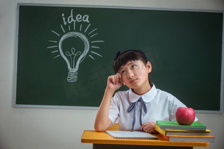 手托学校摄影照片_小学女生遇到困难