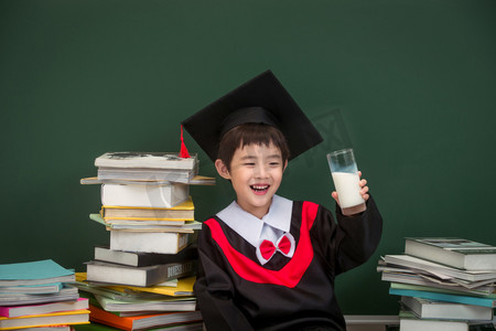 穿着学士服的小学男生