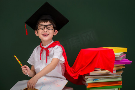 毕业摄影照片_戴着学位帽的小学男生