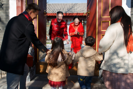 中国传统糖画摄影照片_吃糖画的快乐儿童