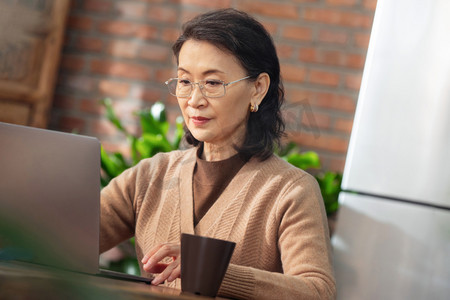 休闲的老年女人使用笔记本电脑