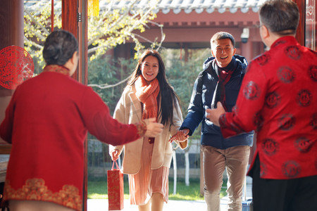 幸福家庭回家与老人团聚过新年