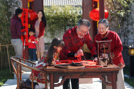 春节新年剪纸摄影照片_幸福的大家庭布置迎新年