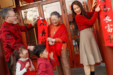 幸福的大家庭庆祝新年