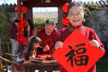 快乐儿童追逐嬉戏庆新年