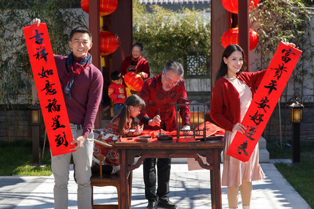 幸福的大家庭庆贺新年