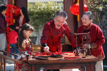 中国传统糖画摄影照片_公园游玩的幸福六口之家