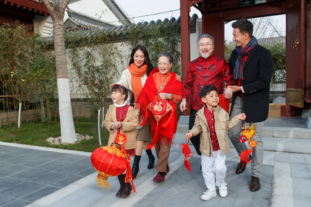 新年签喜庆海报摄影照片_幸福家庭回家与老人团聚过新年