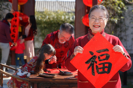 中国北京书法摄影照片_快乐家庭过新年写春联