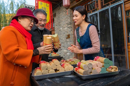 幸福情人节摄影照片_快乐家庭过新年写春联