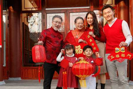 中国传统礼节摄影照片_青年男人过年回家和父母团聚