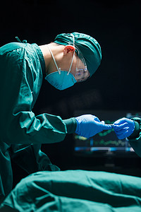 手术技术摄影照片_医护人员在进行手术