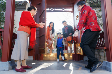 幸福的祖孙三人逛庙会