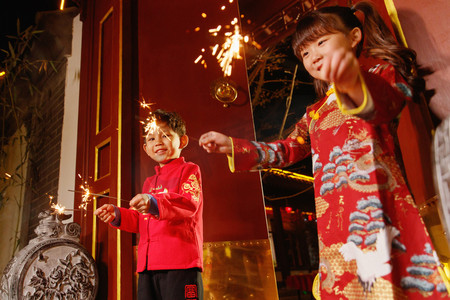 中式新年摄影照片_幸福的大家庭庆贺新年