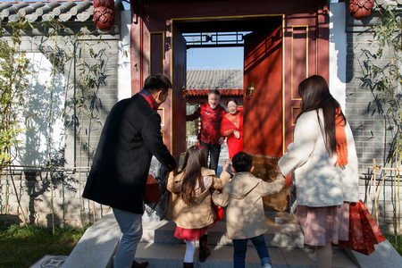 中式新年摄影照片_春节东方家庭在中式庭院内聚餐