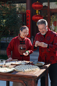 幸福的祖孙三人逛庙会