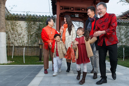 中国传统礼节摄影照片_幸福家庭回家过新年