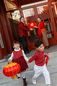 幸福的大家庭贴春联庆祝新年