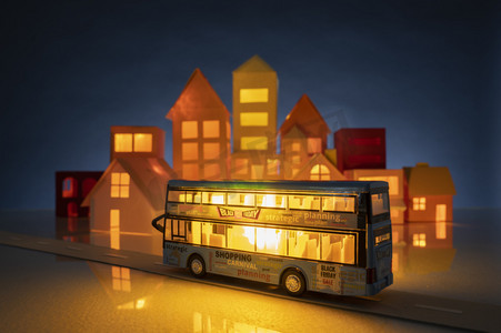 双层巴士摄影照片_房屋楼群和双层巴士模型