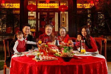 过年包饺子摄影照片_幸福的家庭过年包饺子