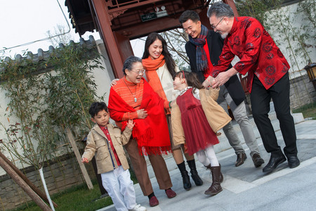 青年男人过年回家和父母团聚