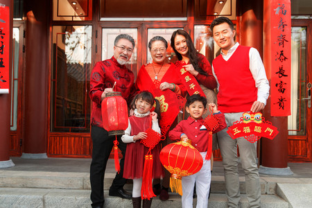 中式新年摄影照片_幸福的大家庭庆祝新年