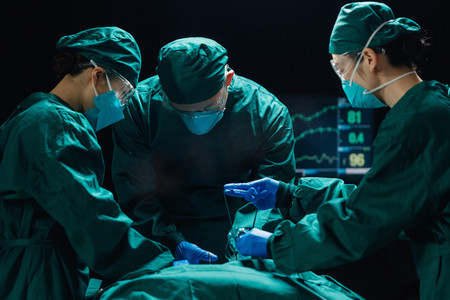 新型冠状病毒摄影照片_医护人员在进行手术