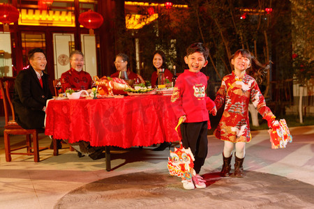 红色元旦中国结摄影照片_幸福的大家庭庆祝新年