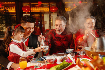 新年庙会摄影照片_快乐母女逛庙会