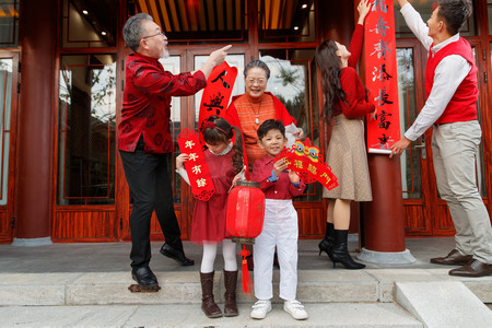 新年新春春节灯笼摄影照片_快乐家庭写春联庆贺新春