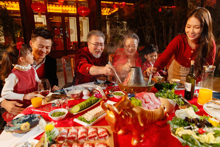 中式新年摄影照片_青年男人过年回家和父母团聚