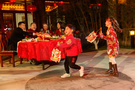中式食物摄影照片_东方家庭在中式庭院内干杯庆祝新年