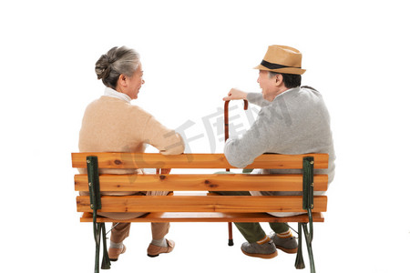 坐在长椅上的老年人