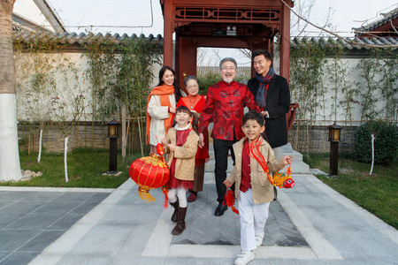 除夕团圆饭图摄影照片_春节东方家庭在中式庭院内聚餐