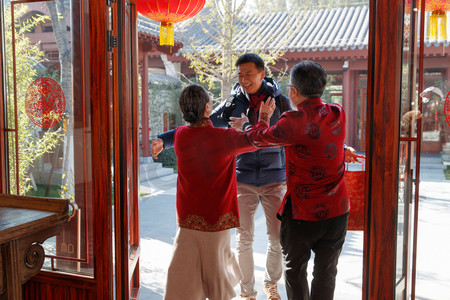 幸福情人节摄影照片_青年伴侣回家过年与父母团聚