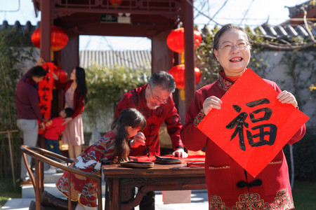 幸福家庭写春联庆贺新年