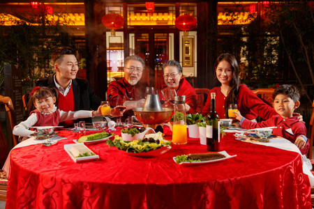 节日，喜庆，红色摄影照片_春节东方家庭在中式庭院内聚餐