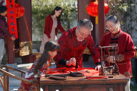 幸福的大家庭贴春联庆祝新年