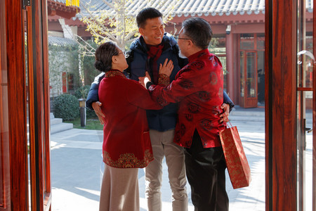 中式剪纸元素摄影照片_老年女人手拿窗花庆祝新年