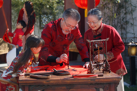 步行回家摄影照片_幸福家庭回家过新年