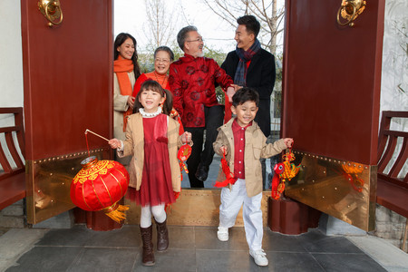 东方家庭在中式庭院内干杯庆祝新年