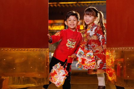 新年吃饭摄影照片_东方家庭在中式庭院内干杯庆祝新年