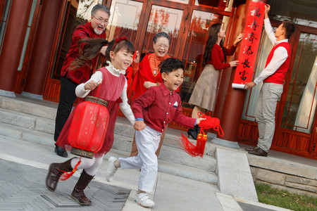 欢乐的男孩女孩庆祝新春