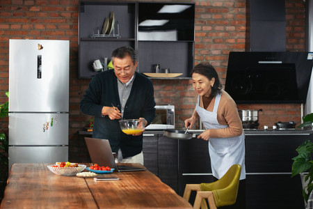 幸福生活摄影照片_老年夫妇在厨房创新菜肴