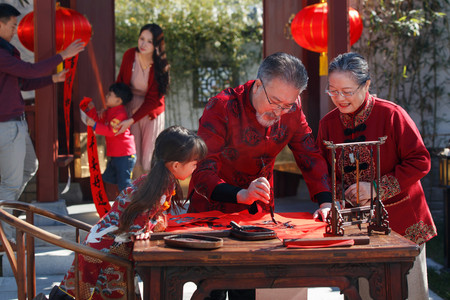 成年图片摄影照片_春节东方家庭在中式庭院内聚餐