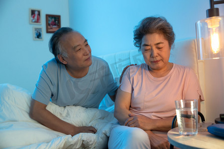 生气吵架的老年夫妇