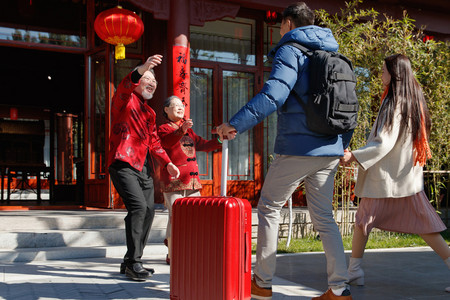 幸福三口之家逛庙会