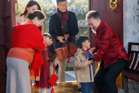 中国北京书法摄影照片_幸福家庭写春联庆贺新年