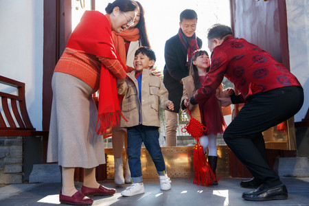 幸福的大家庭贴春联庆祝新年