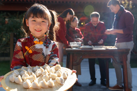 新春快乐摄影照片_快乐女孩庆祝新春